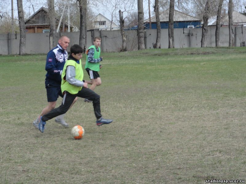 С мячом Евгений Баранов из команды Поспелиха-Агротранс